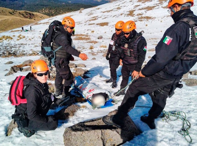 Rescatan a tres menores y un joven tras caer en Nevado de Toluca