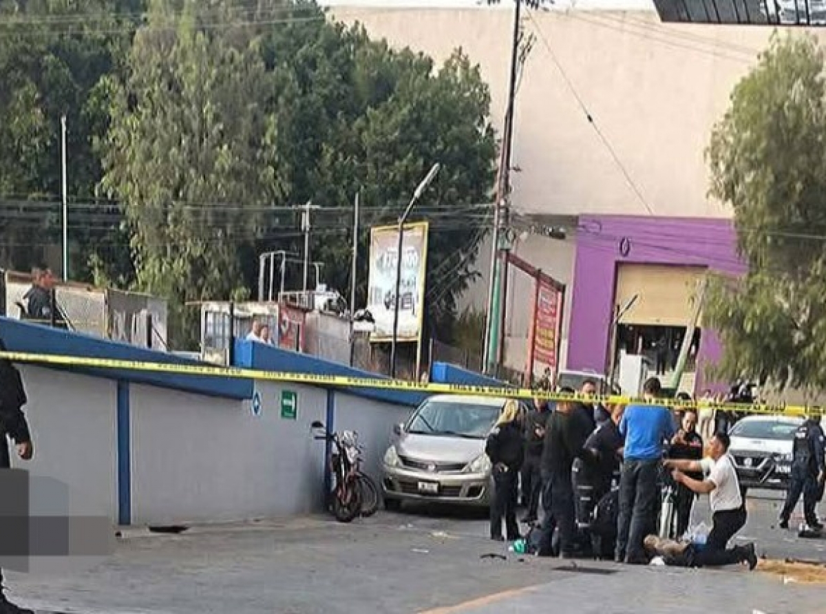 Conductora mata a motociclista en gasolinera