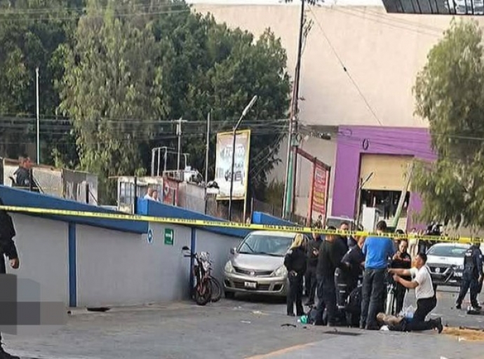 Conductora mata a motociclista en gasolinera