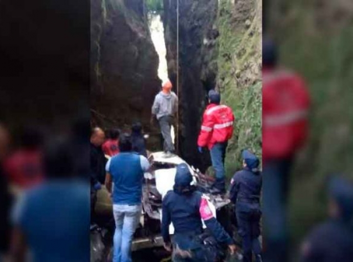 Auto cae a barranco