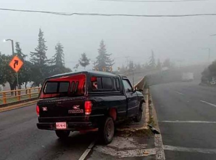 Pierde el control y choca contra barrera de seguridad