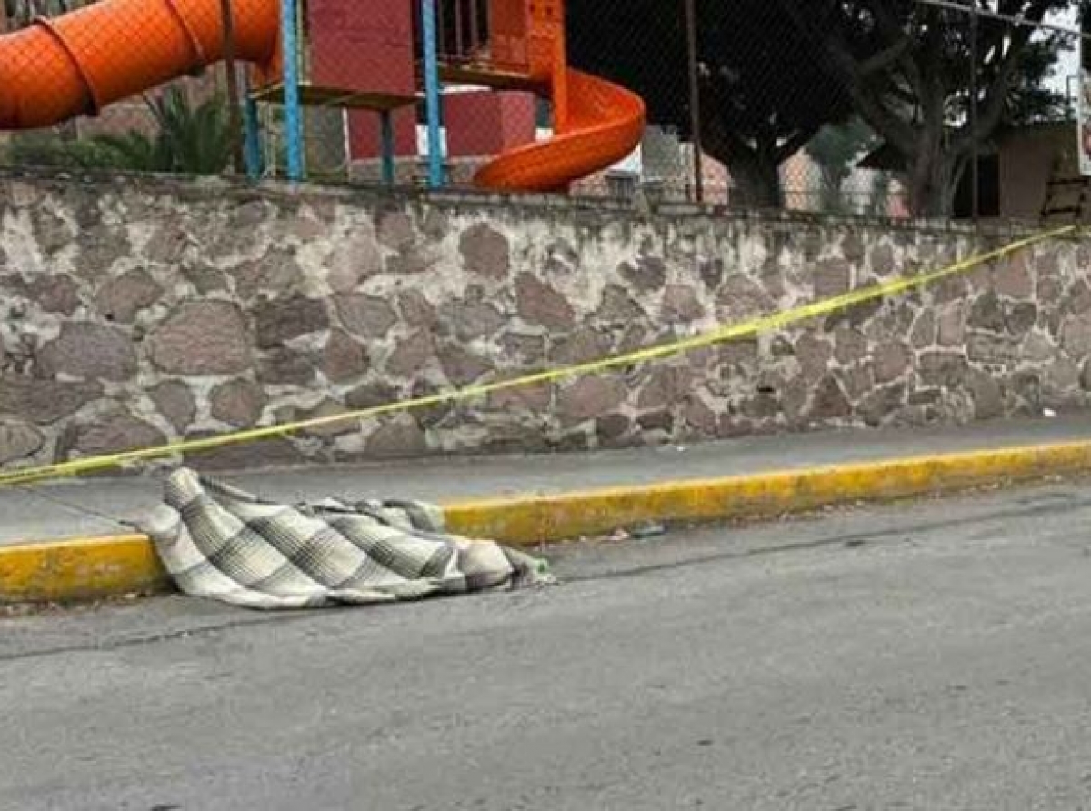 Hallan cadáver encobijado en plena calle