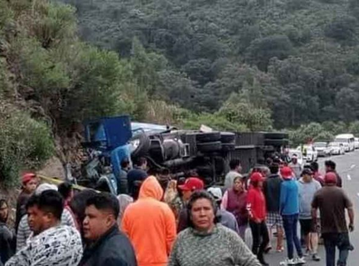 Volcadura de tráiler deja un muerto