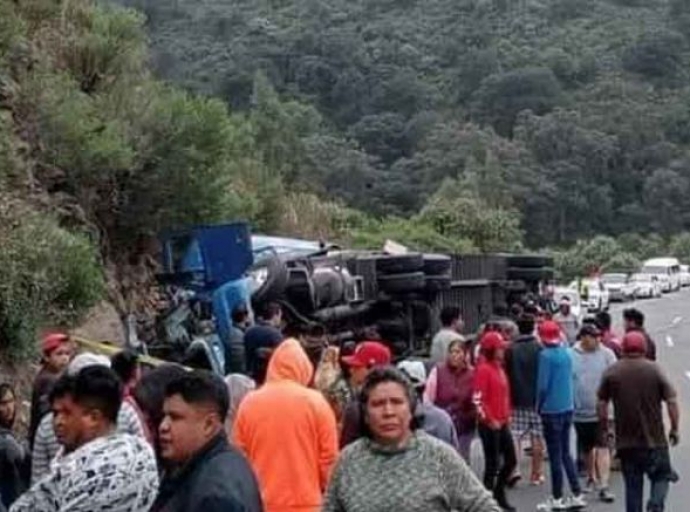 Volcadura de tráiler deja un muerto