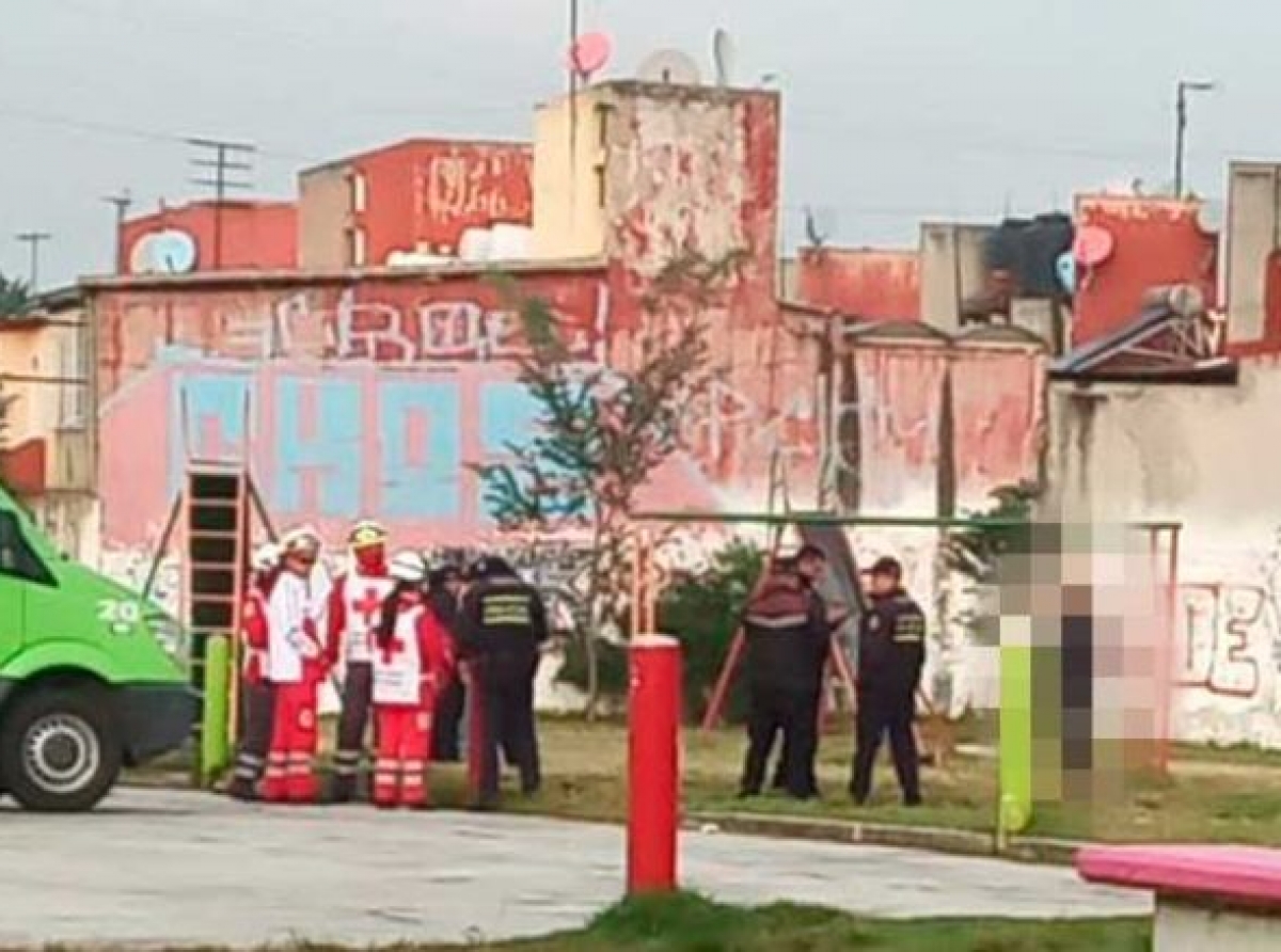 Hallan a hombre colgado en juegos de parque en El Olimpo