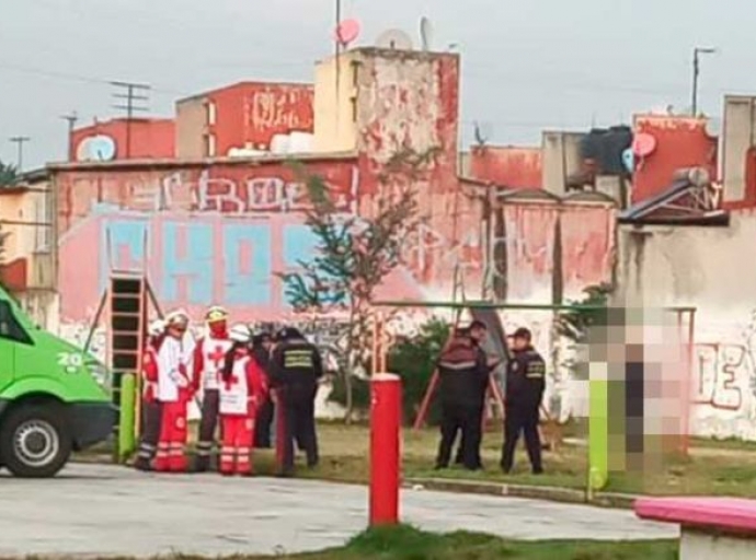 Hallan a hombre colgado en juegos de parque en El Olimpo