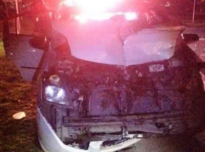 Fuerte choque entre camioneta y auto deja heridos