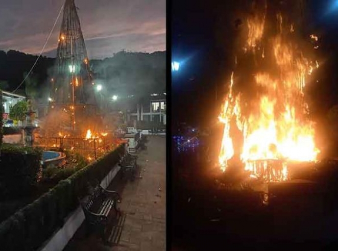 Se incendia árbol de Navidad por cohete