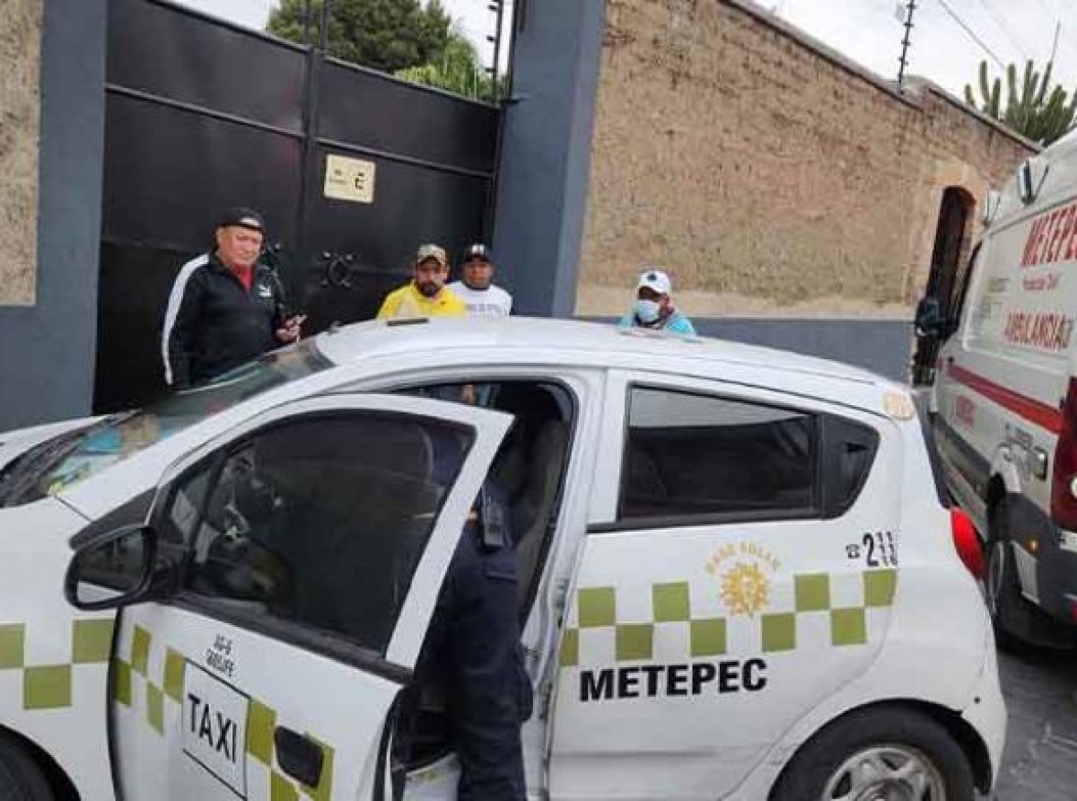 Choca taxista con banqueta y muere,