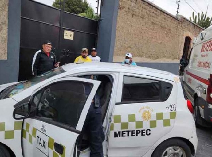 Choca taxista con banqueta y muere,