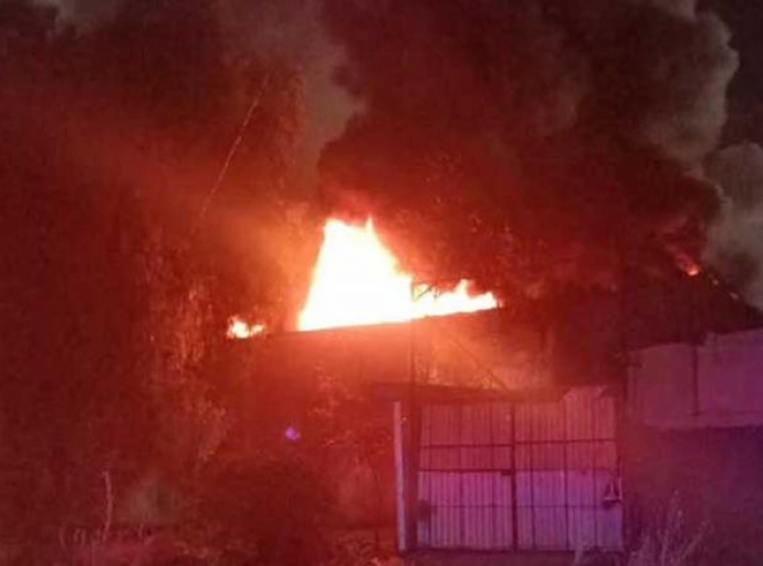 Arde bodega abandonada en zona industrial 