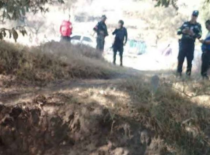 Hallan cadáver atado a árbol