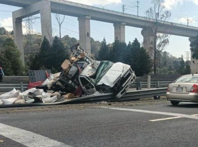 Reportan fuerte accidente en la México-Toluca