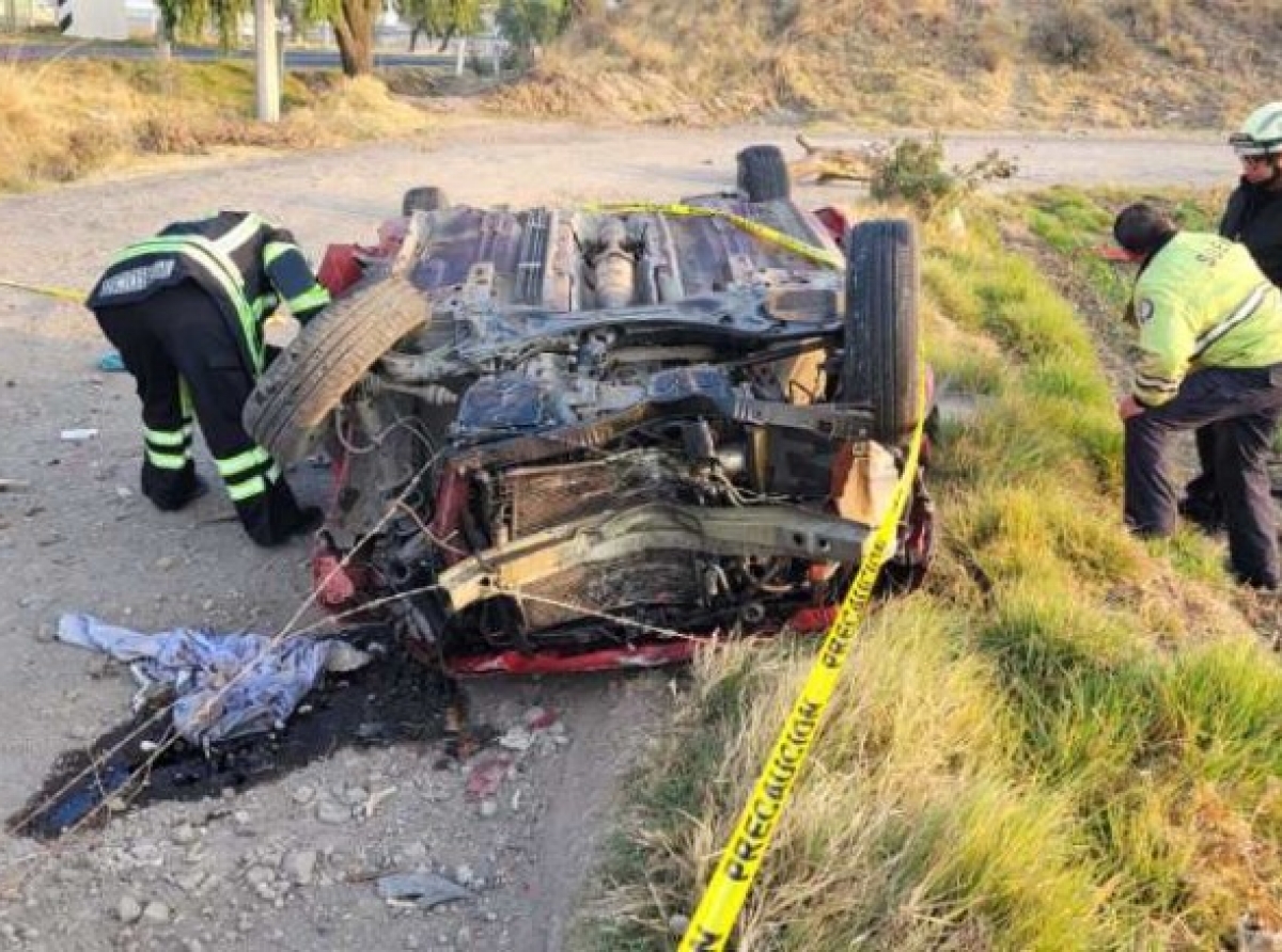 Auto vuelca y se estrella contra árbol 