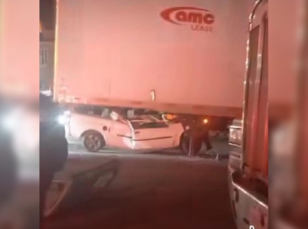 Camioneta choca contra tráiler en la Toluca-Atlacomulco