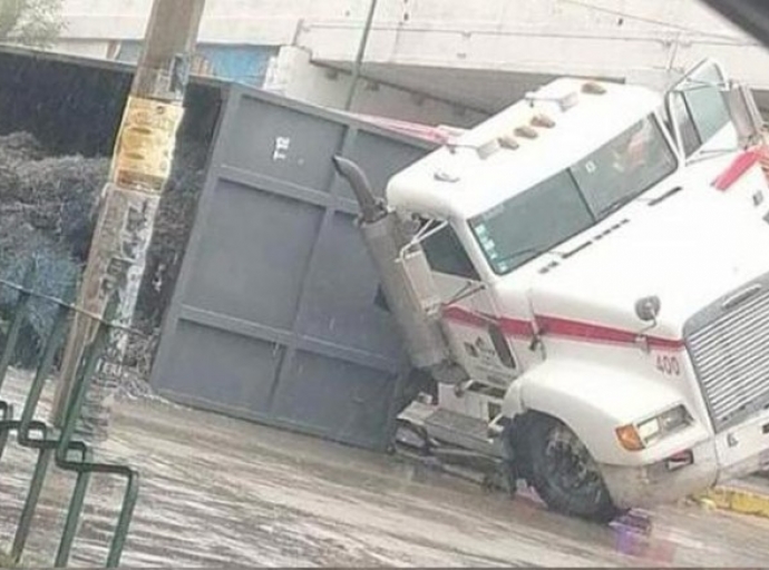 Caos vial por volcadura de camión en Paseo Tollocan