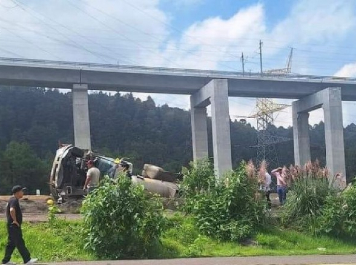 Reportan volcadura en la México-Toluca