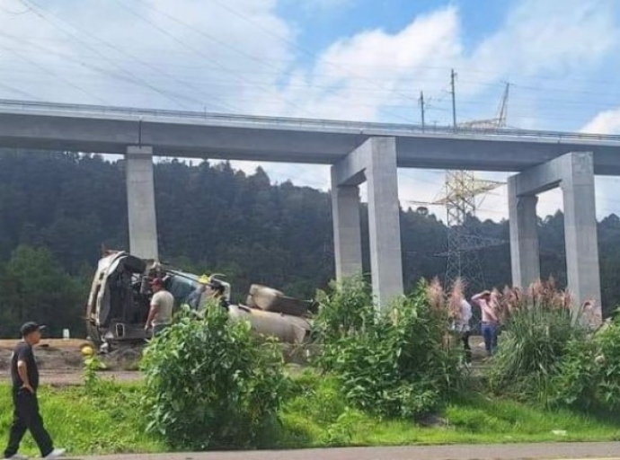 Reportan volcadura en la México-Toluca