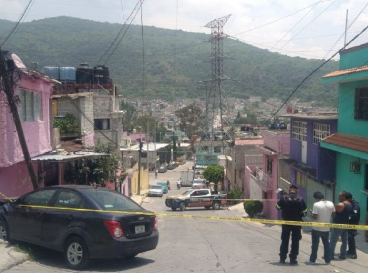 Hombre muere conduciendo y choca contra vivienda