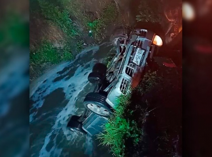 Hombre muere tras caer con su auto en canal de aguas negras