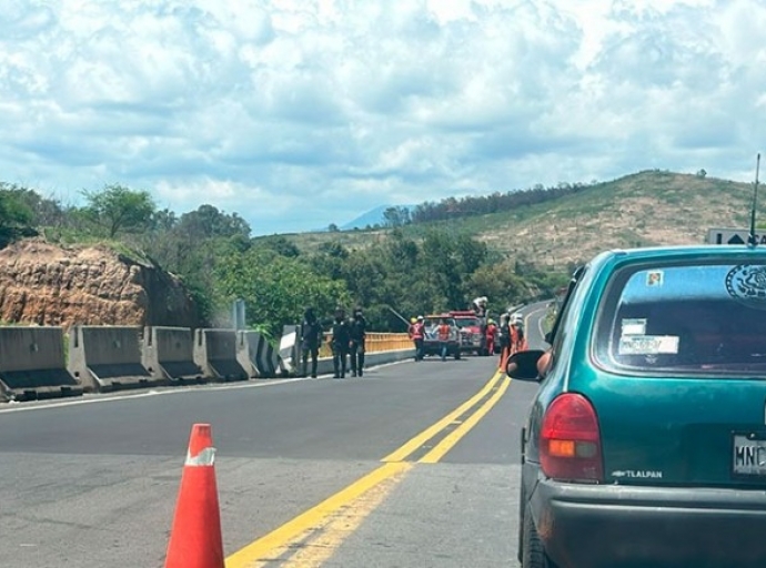 Hallan cadáver sobre autopista