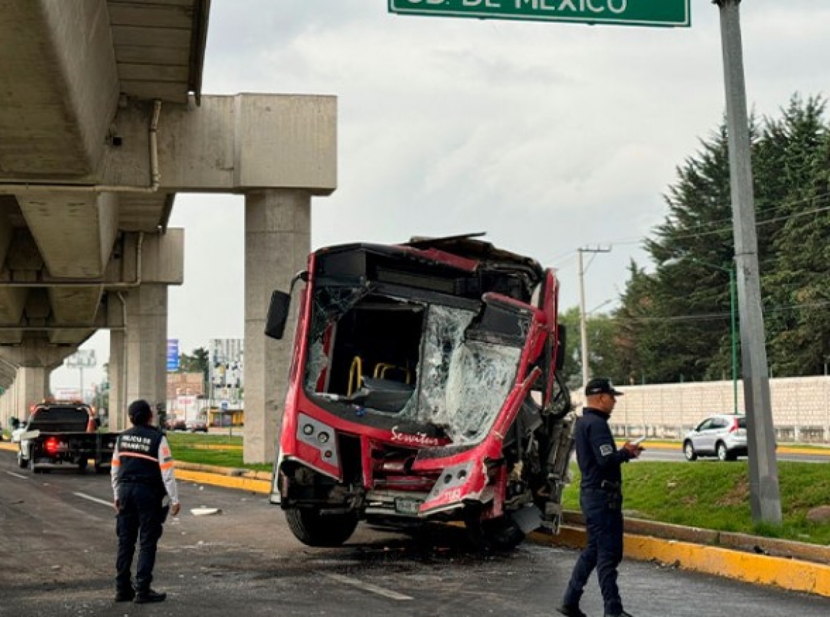 Camión de pasajeros choca contra base del tren 
