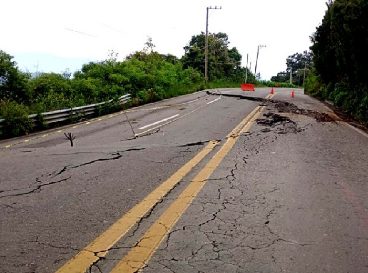 Por enorme socavón cierran carretera 