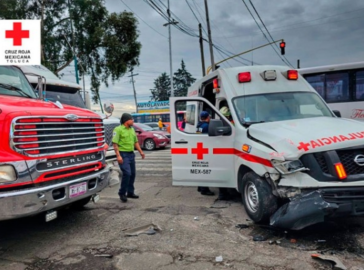 Tráiler choca contra ambulancia que atendía llamada de auxilio