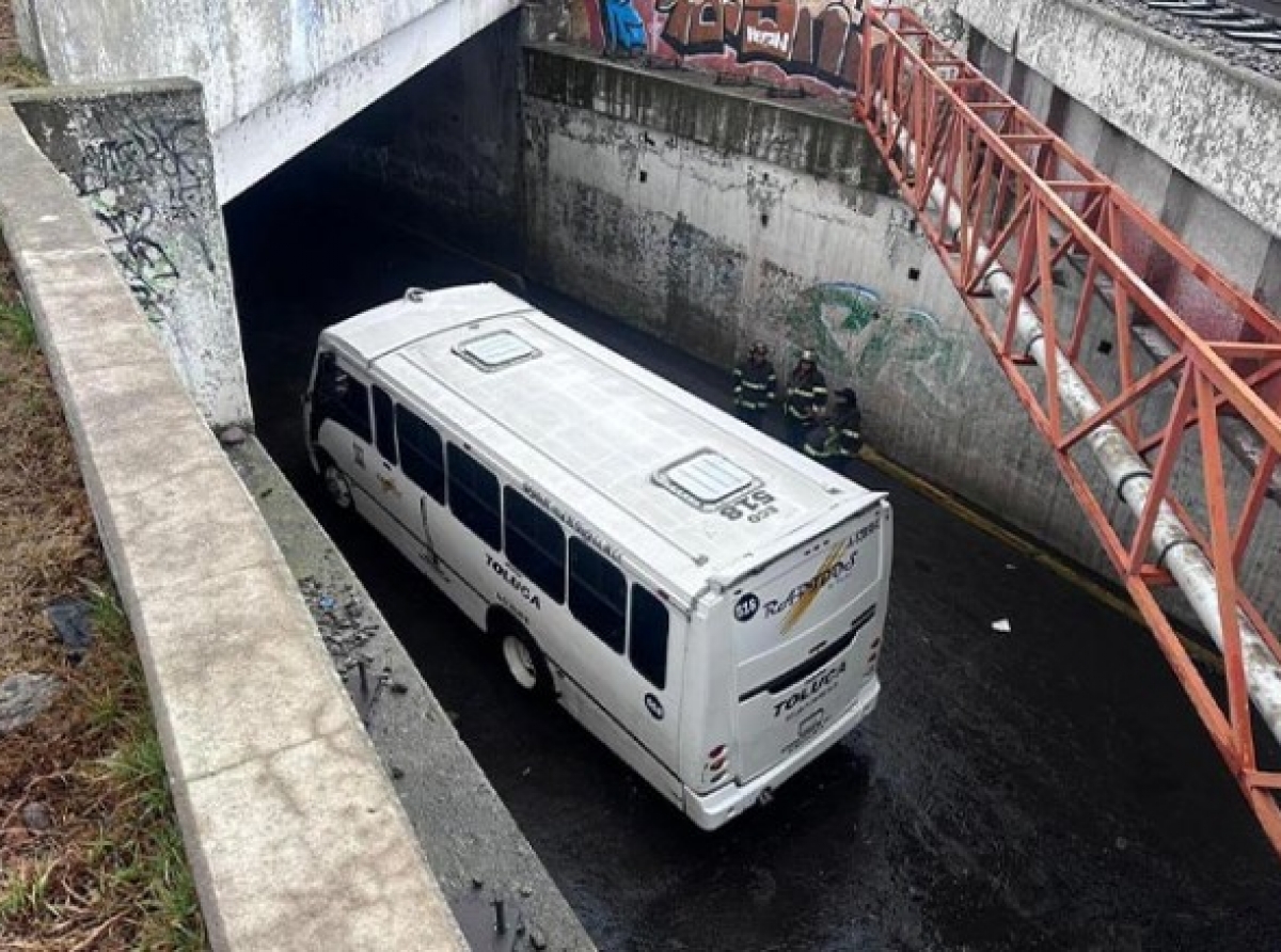 Autobús con pasajeros queda atorado tras lluvia