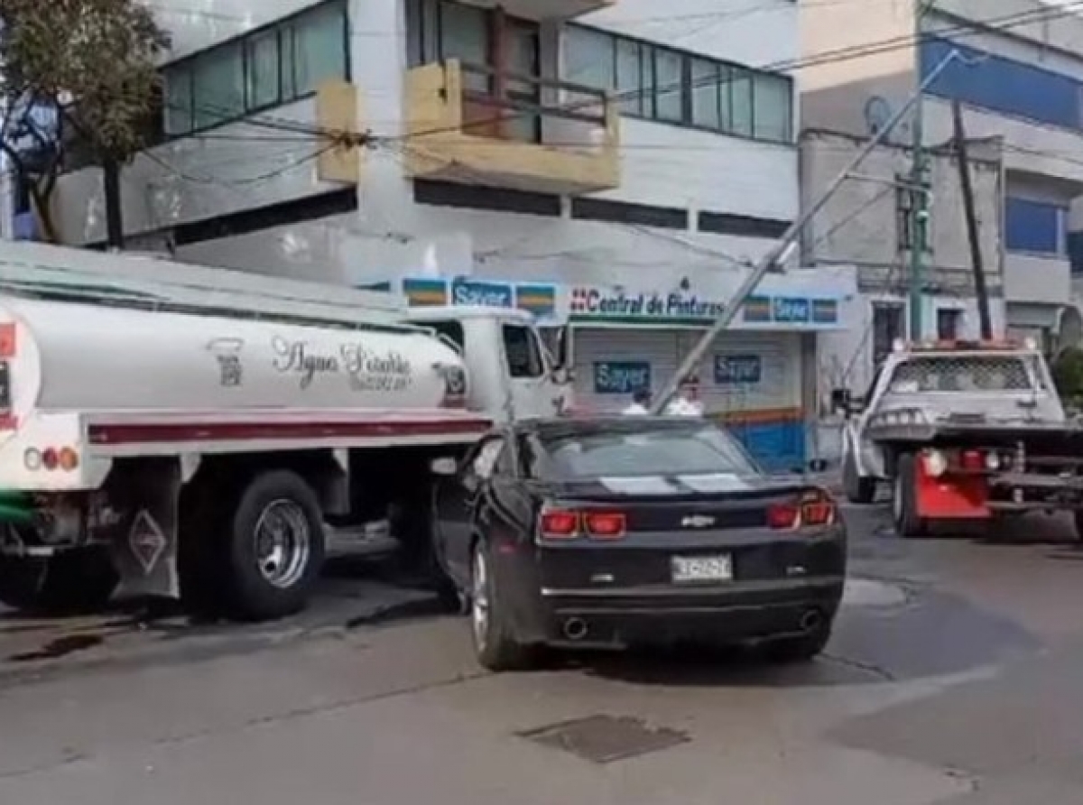 Choca Camaro contra pipa en centro