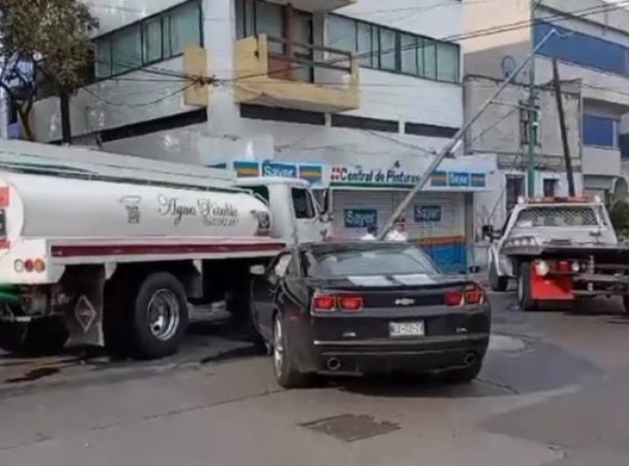 Choca Camaro contra pipa en centro