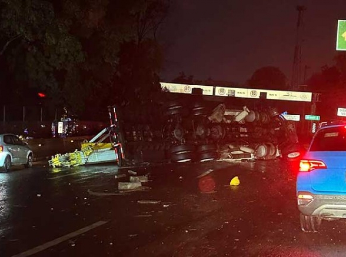 Tráiler vuelca sobre la carretera México-Toluca