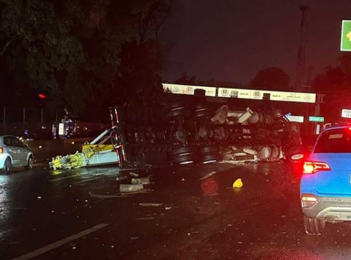 Tráiler vuelca sobre la carretera México-Toluca