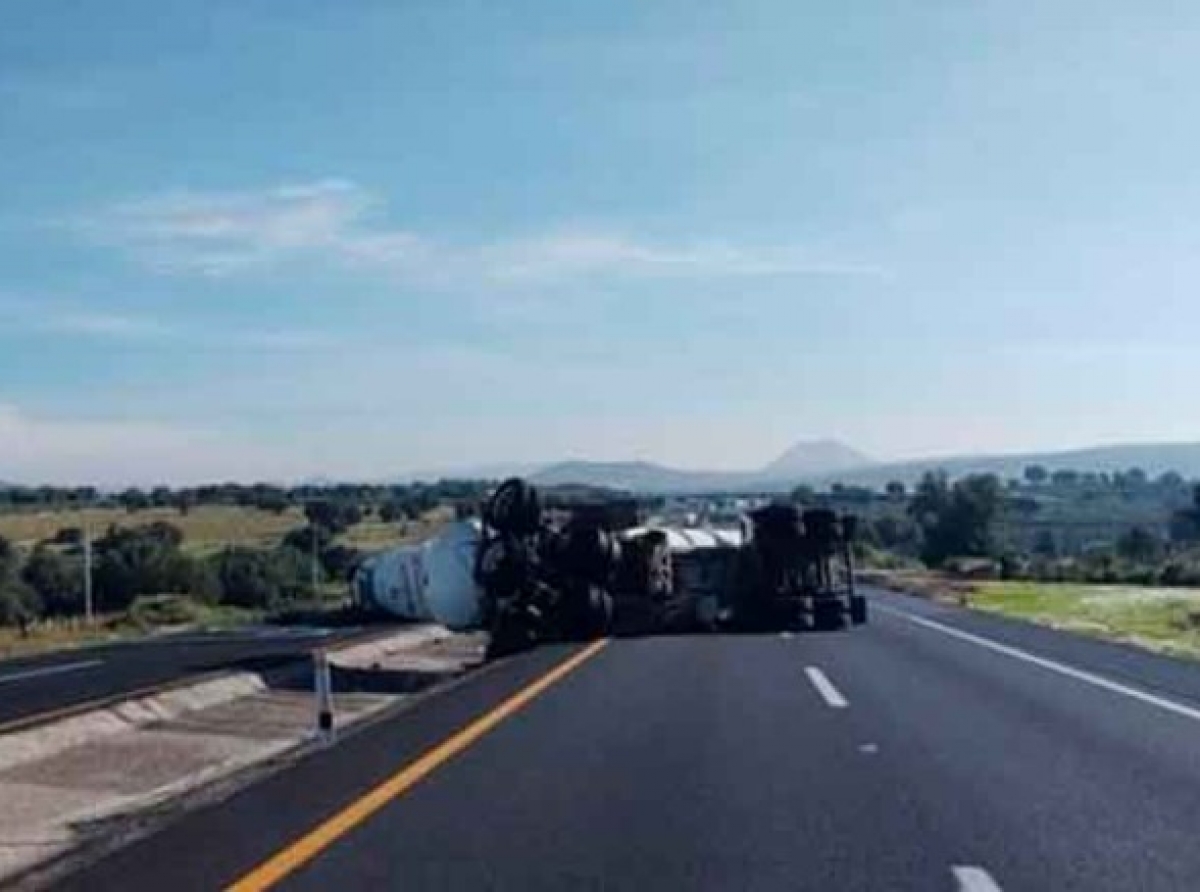 Tardan 18 horas en liberar la México-Tulancingo tras volcadura de tráiler con gasolina