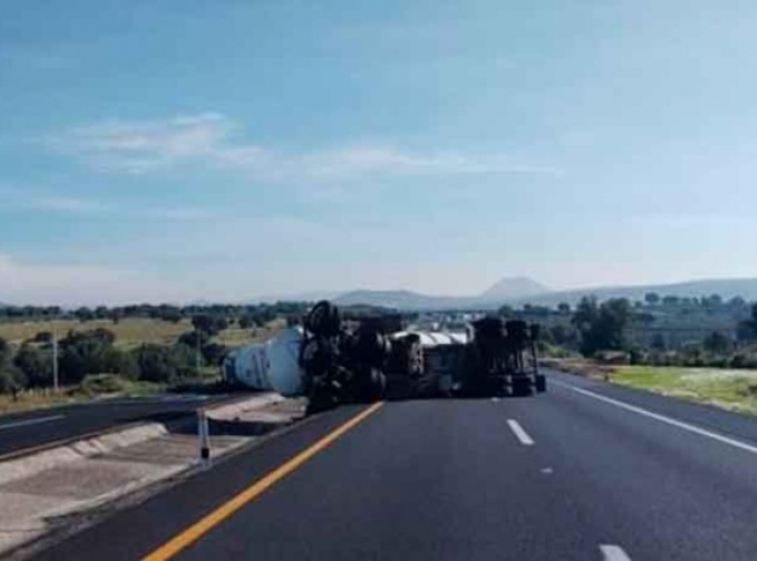 Tardan 18 horas en liberar la México-Tulancingo tras volcadura de tráiler con gasolina