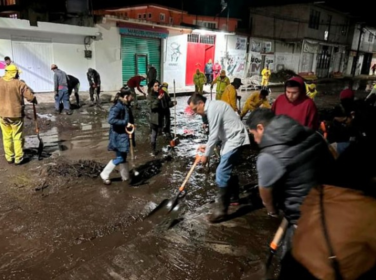 Brigadistas buscan el origen del desbordamiento de lodo 