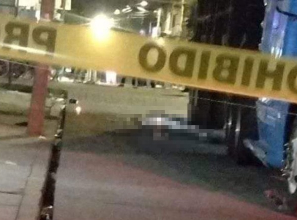 Joven cae durante paseo religioso y lo atropella tráiler