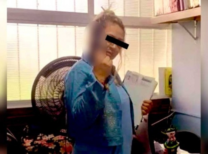 Directora acude armada a primaria