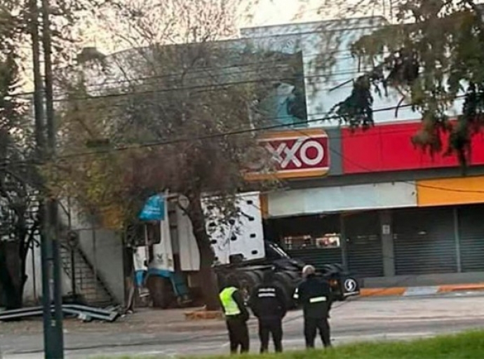 Tráiler pierde control y se estrella contra Oxxo 
