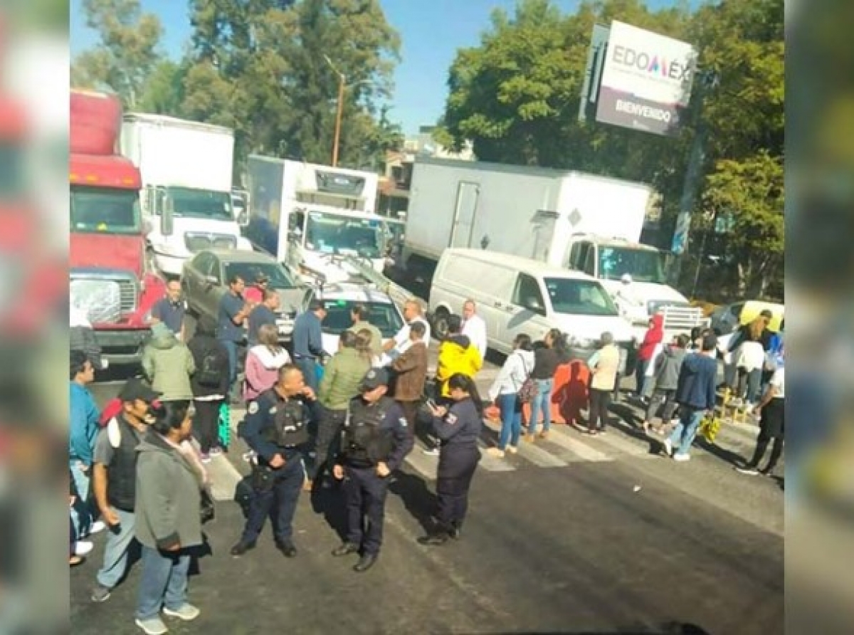 Bloquean avenidas por falta de agua