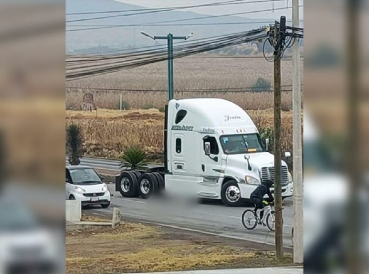 Tráiler arrolla y mata a mujer 