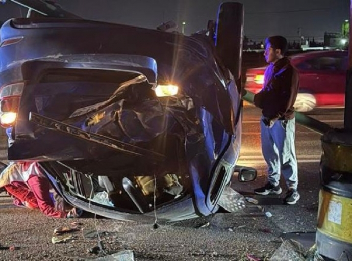 Fuerte volcadura; joven conductor resulta herido