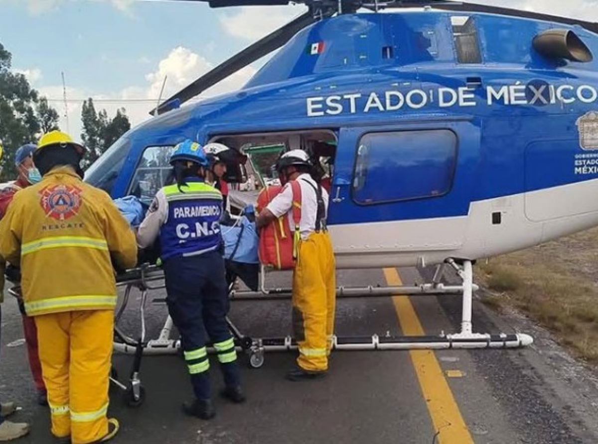  Helicóptero de Relámpagos traslada a herido grave tras choque en la Toluca-Atlacomulco 