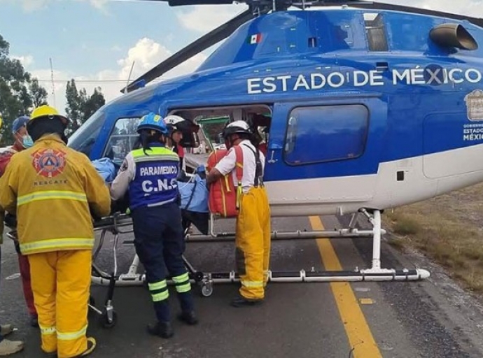  Helicóptero de Relámpagos traslada a herido grave tras choque en la Toluca-Atlacomulco 