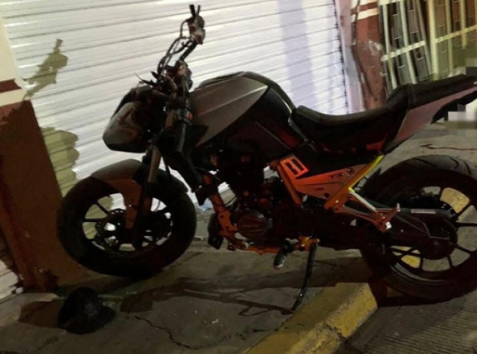 Motociclistas mueren tras impactarse contra una vivienda