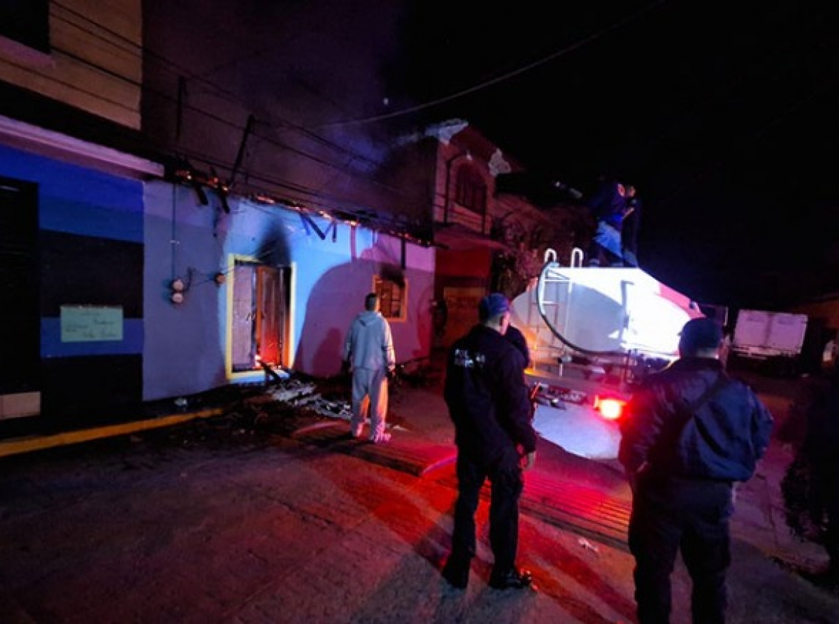 Incendio consume por completo una casa