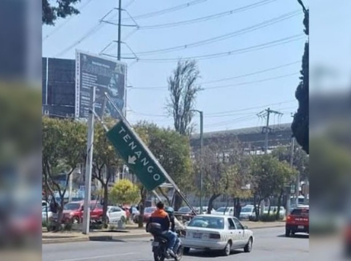 Tráiler derriba señalamiento vial y desata caos vehicular