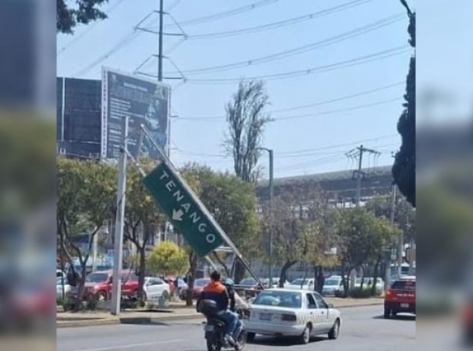 Tráiler derriba señalamiento vial y desata caos vehicular
