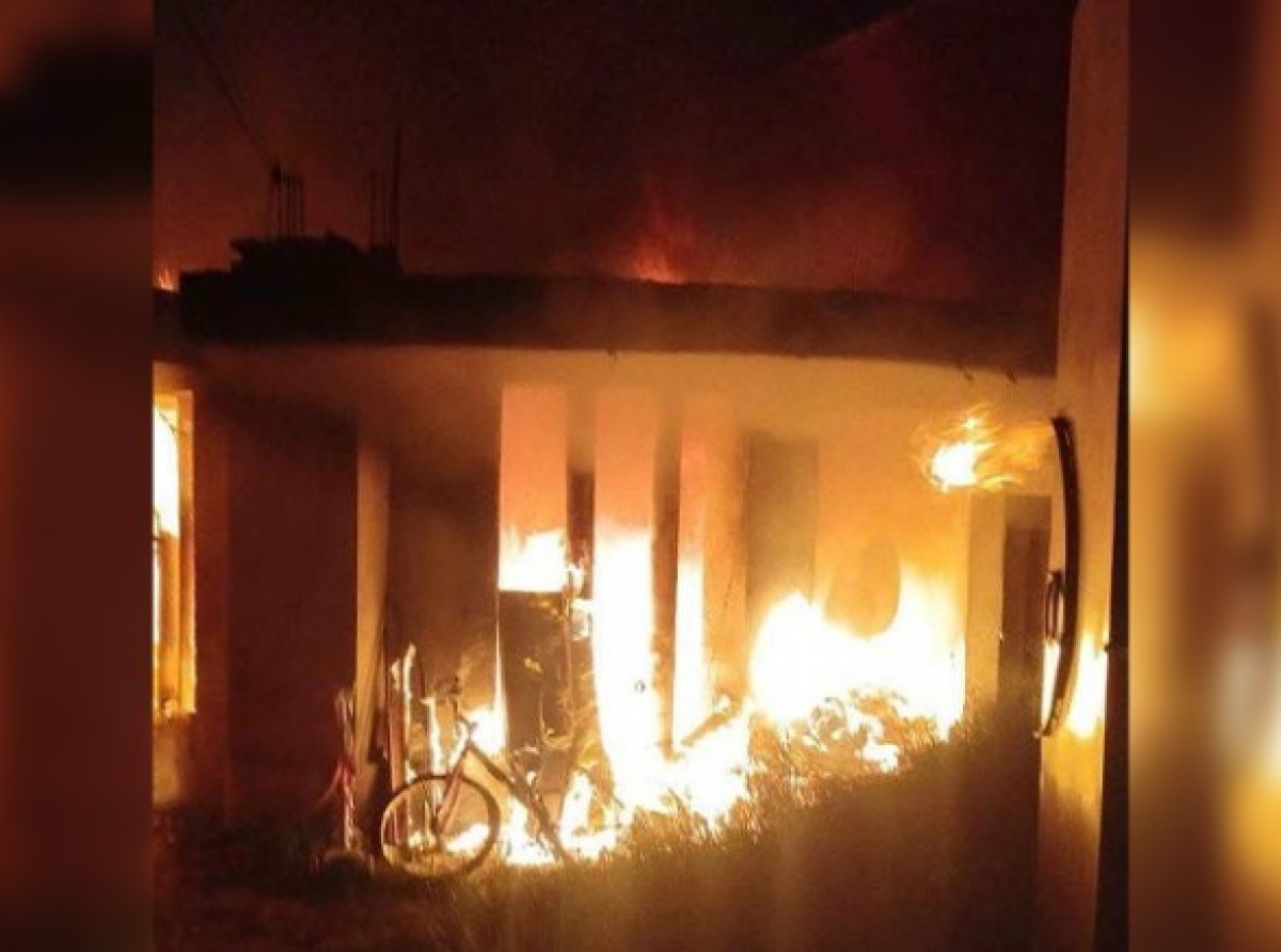 Veladora desata incendio en vivienda; menor es rescatada 