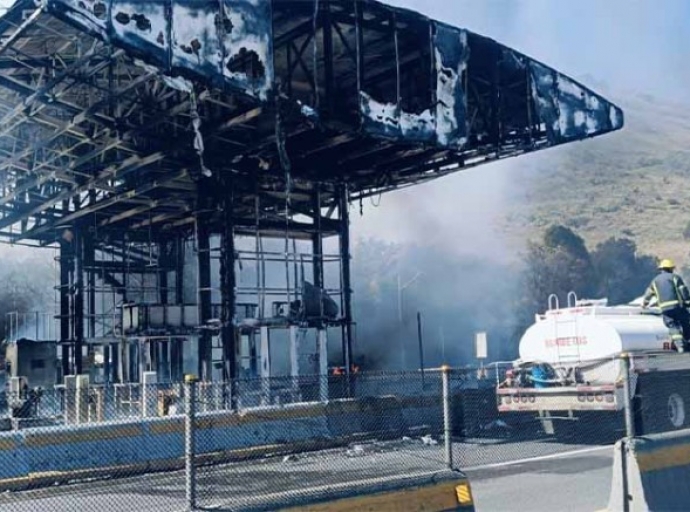 Choque y explosión de pipa paralizan la Chamapa-Lechería; conductor muere calcinado